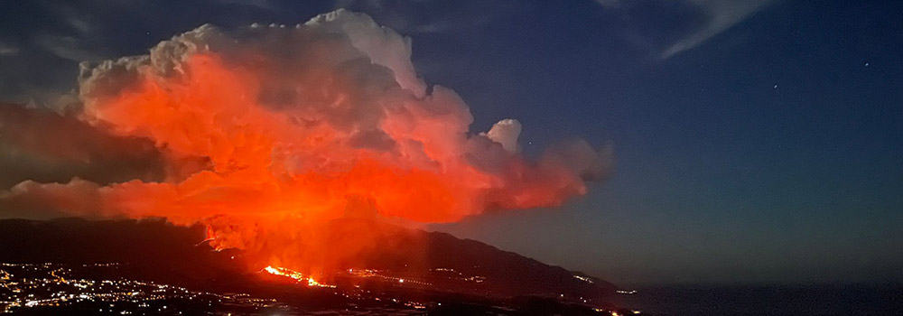 Nächtlicher Vulkanausbruch über La Palma, Einsatzort für Messungen der Tochterfirma Palas